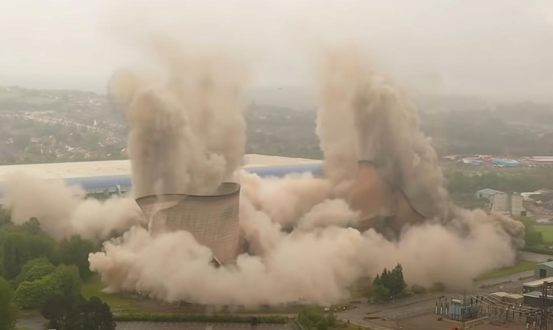 Giant towers of old CHP plant blown up in Britain – they collapsed in seconds
