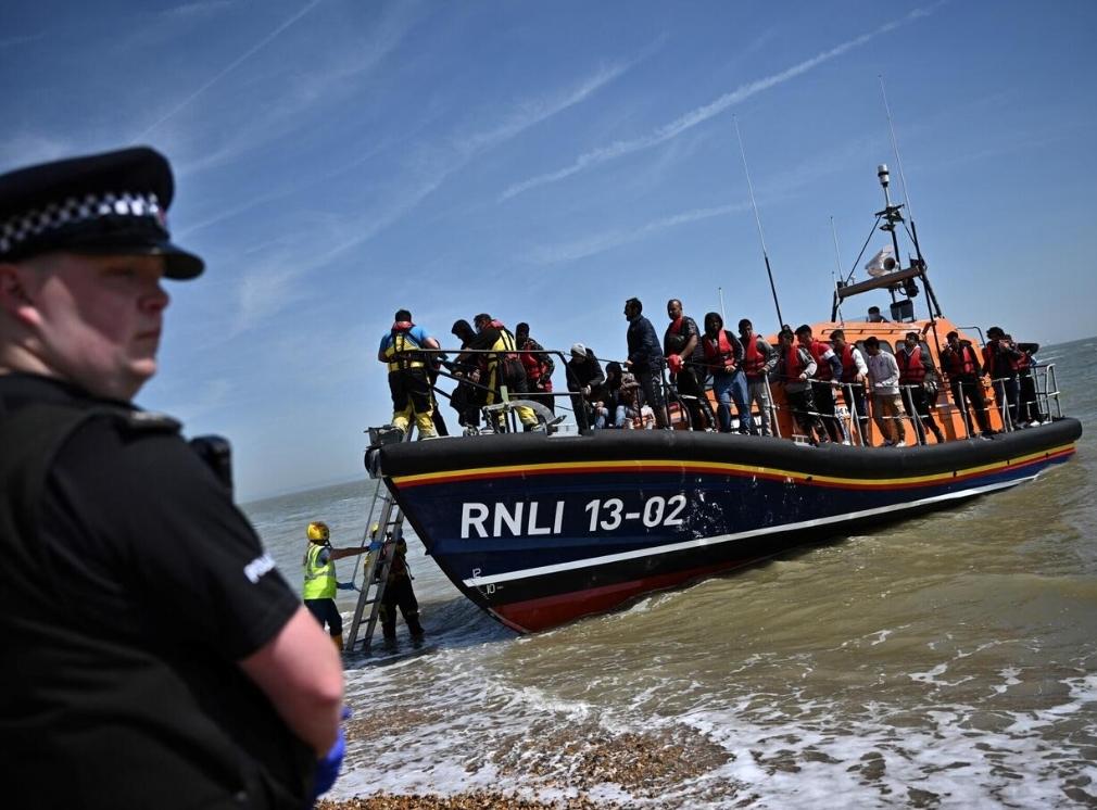 Nearly 1,000 migrants land in UK in one day